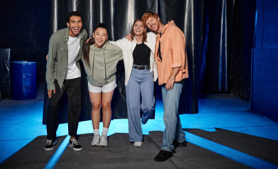 four young interracial friends celebrating success in an escape Θεατρικό Εργαστήρι Ενηλίκων